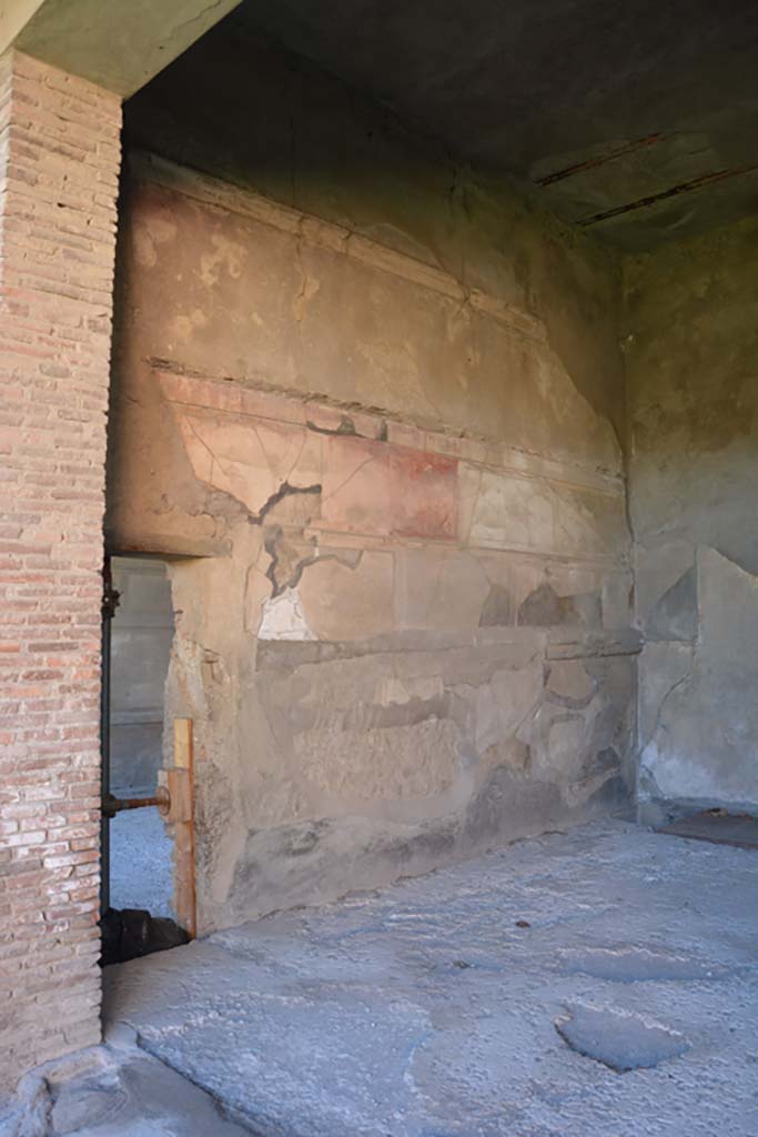 VI.2.4 Pompeii. December 2017. South wall of oecus, with doorway into tablinum.
Foto Annette Haug, ERC Grant 681269 DÉCOR.