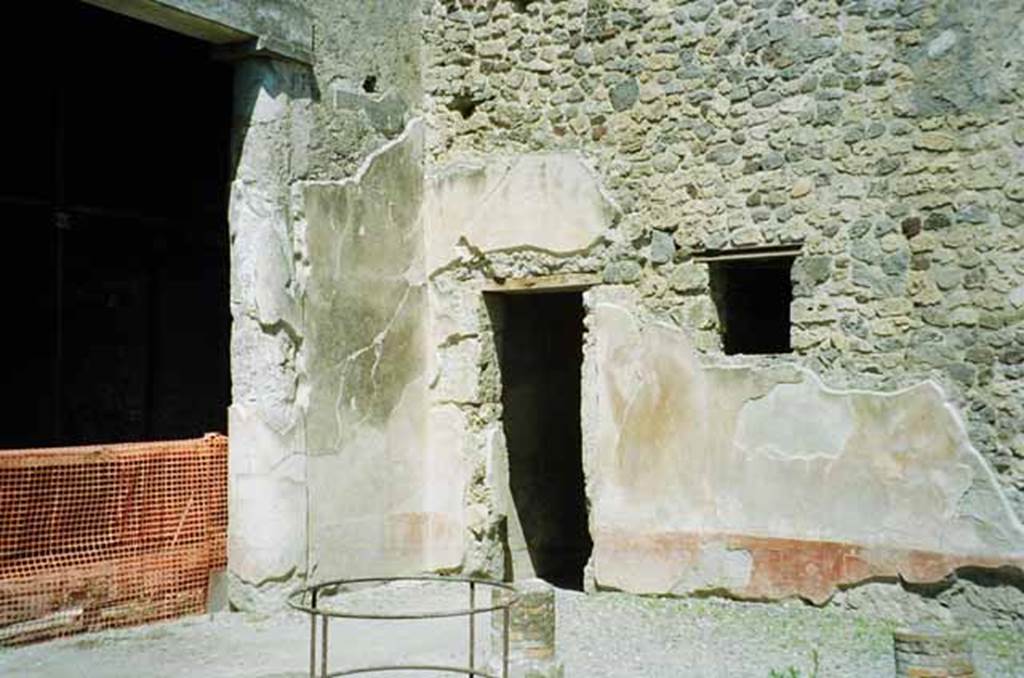 VI.2.4 Pompeii. June 2010.
Doorway into triclinium/exedra, on left, and doorway to small corridor, linking main house with garden apartments, in centre.
Photo courtesy of Rick Bauer.