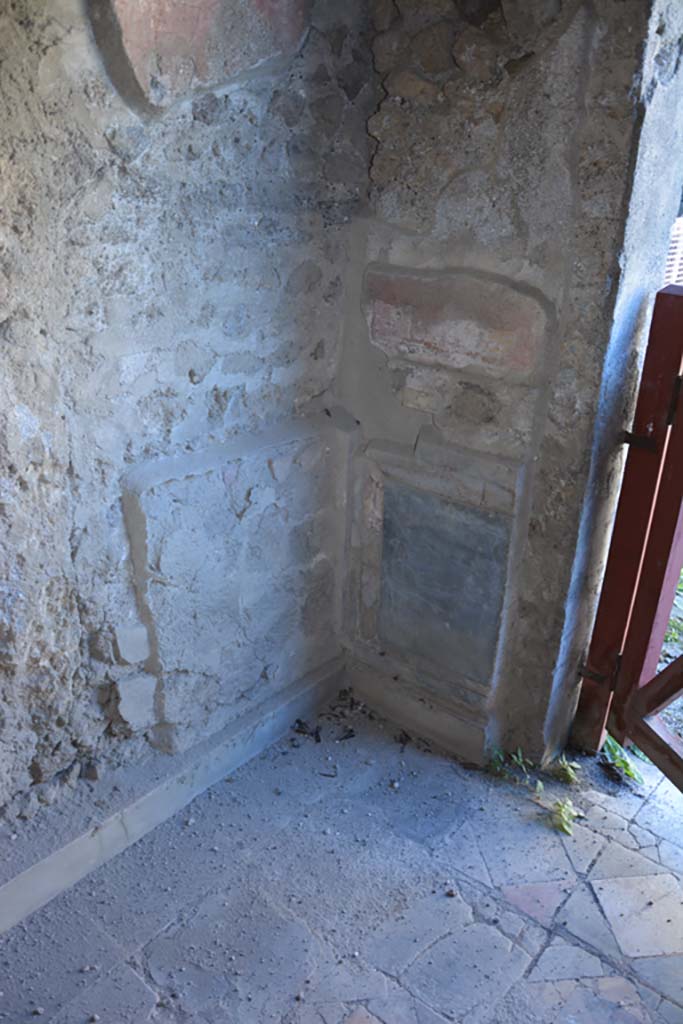 VI.2.4 Pompeii. December 2017. Looking towards lower north-west corner and flooring.
Foto Annette Haug, ERC Grant 681269 DÉCOR.