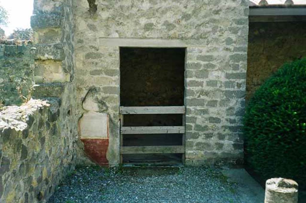 VI.2.4 Pompeii. June 2010. Doorway to cubiculum in south-east corner of garden apartment. Photo courtesy of Rick Bauer.
It should be noted that, apart from the west side, the house was entirely destroyed by the bombing during the night of 14/15th September 1943.
According to Laidlaw, the roof, the south apartment, and the portico behind the main house block are almost completely modern reconstructions made in 1970-71.
See Garcia y Garcia, L., 2006. Danni di guerra a Pompei. Rome: L’Erma di Bretschneider. (p. 66-74)