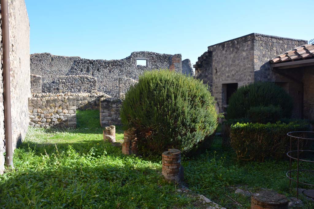 VI.2.4 Pompeii. December 2017. Looking east across small garden area.
Foto Annette Haug, ERC Grant 681269 DÉCOR.