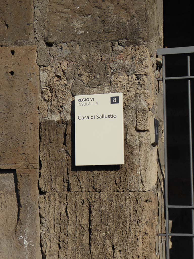 VI.2.4 Pompeii. January 2017. Detail of facade on north side of entrance doorway.
Foto Annette Haug, ERC Grant 681269 DÉCOR.