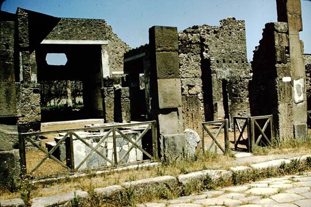VI.2.4/5 Pompeii. Looking towards the bar at VI.2.5, with entrance doorway to VI.2.4, on right. Photo by Stanley A. Jashemski.
Source: The Wilhelmina and Stanley A. Jashemski archive in the University of Maryland Library, Special Collections (See collection page) and made available under the Creative Commons Attribution-Non Commercial License v.4. See Licence and use details.
J57f0399