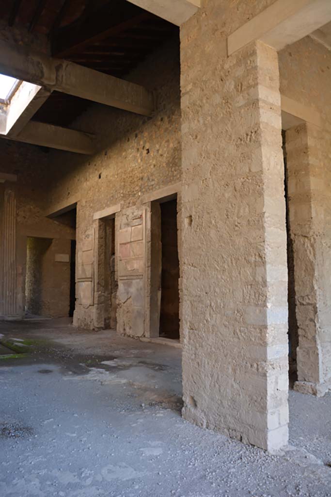 VI.2.4 Pompeii. December 2017. Looking east along south side of atrium from near VI.2.3.
Foto Annette Haug, ERC Grant 681269 DÉCOR.