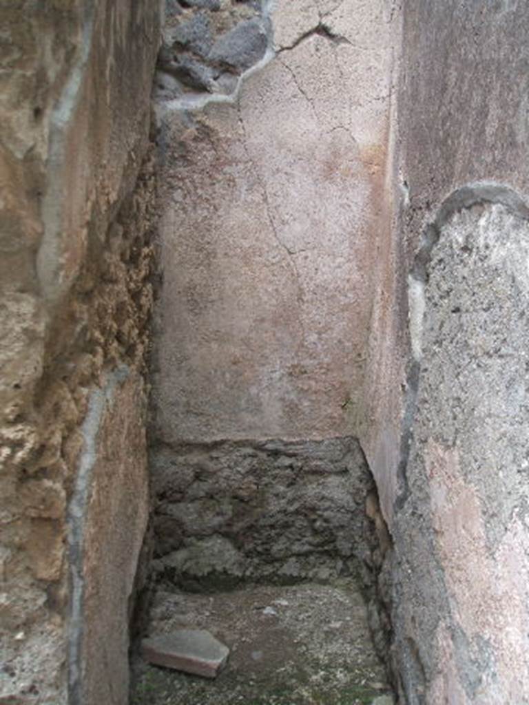 VI.2.10 Pompeii. Small house. May 2005. Latrine on east side of kitchen.