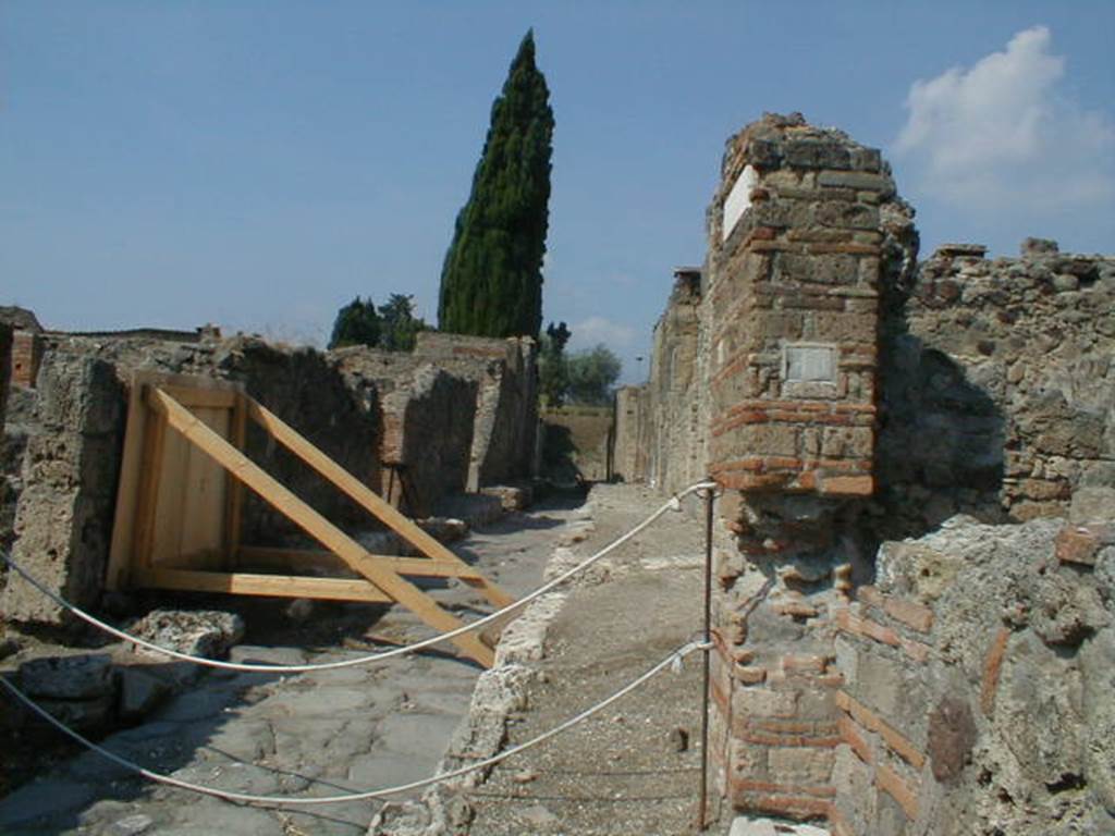 VI.1 Pompeii. September 2004. Vicolo di Narciso looking north. VI.2.10.