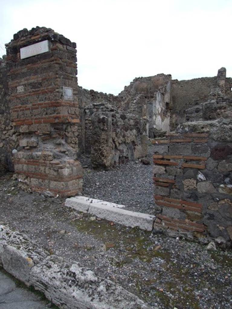 VI.2.10 Pompeii. Small house. December 2007. Entrance.