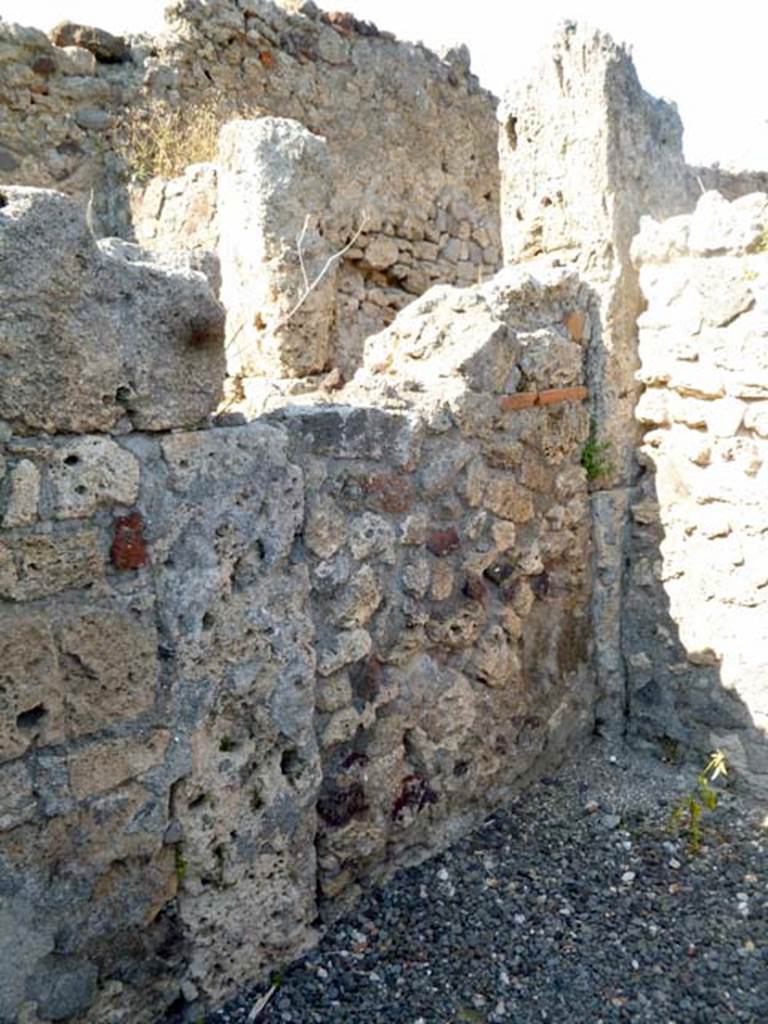 VI.2.10 Pompeii. May 2011. North-east corner of cubiculum on north side of entrance corridor. Above the wall at centre right, the east side of a cubiculum doorway can be seen.
That cubiculum doorway is in the north-west corner of the atrium. Photo courtesy of Michael Binns.