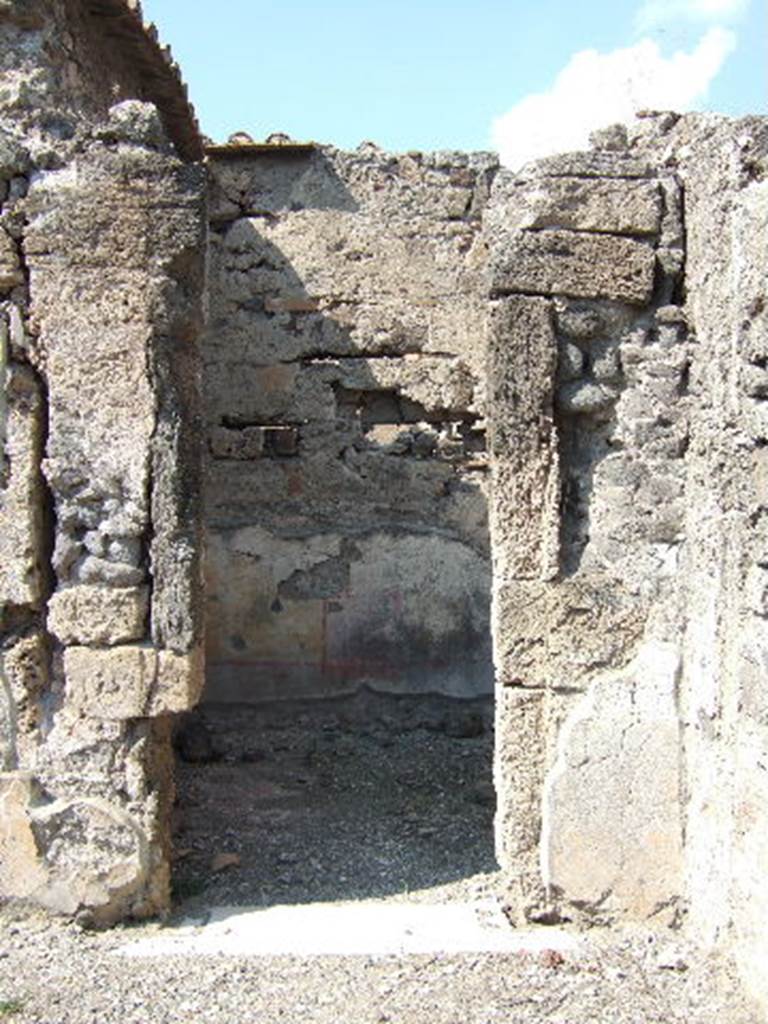 VI.2.11 Pompeii. September 2005.
Doorway to east ala/cubiculum (6) in north-east corner.