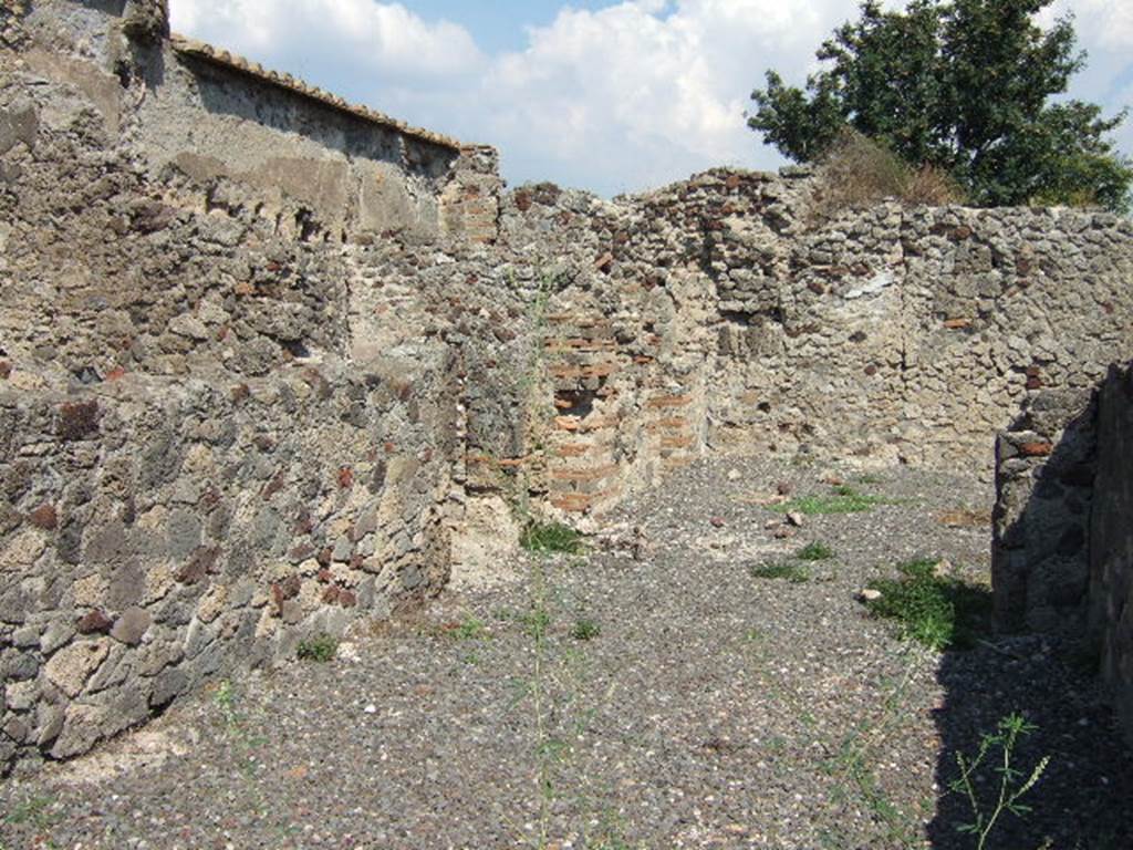 VI.2.12 Pompeii. September 2005. North wall of tablinum 5, looking north-east into room 8. On the left are the doorways to rooms 12, 11 and 10.