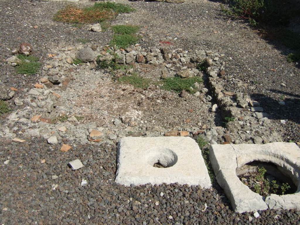 VI.2.13 Pompeii. September 2005. Impluvium and cistern mouth in atrium.