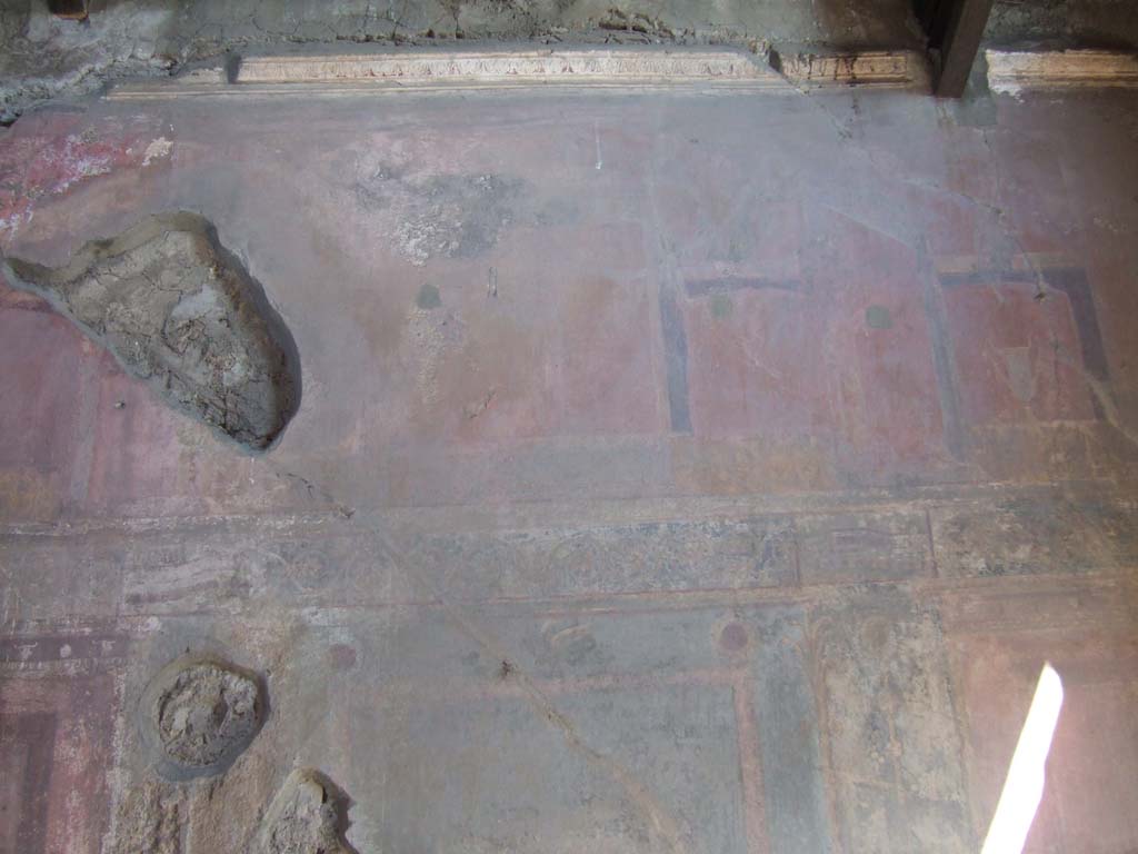 VI.2.14 Pompeii. September 2005. East wall of triclinium, upper centre.
According to Kuivalainen –
on the upper left of this photo with the red background, but now destroyed, would have been “an almost naked young Bacchus with a thyrsus”.
See Kuivalainen, I., 2021. The Portrayal of Pompeian Bacchus. Commentationes Humanarum Litterarum 140. Helsinki: Finnish Society of Sciences and Letters, (p.99, B9).