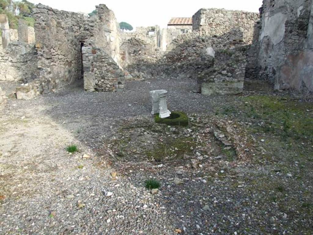 VI.2.20 and VI.2.17 Pompeii. December 2007. Looking north at atrium of VI.2.17, showing corridor (top left) leading to rear of house at VI.2.20.
The tablinum is in the centre, and a small room, on the right.