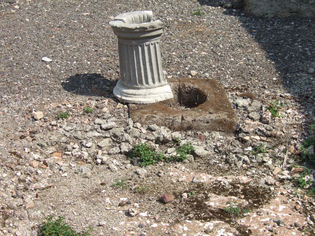VI.2.17 Pompeii. September 2005. Cistern mouth and puteal near impluvium.