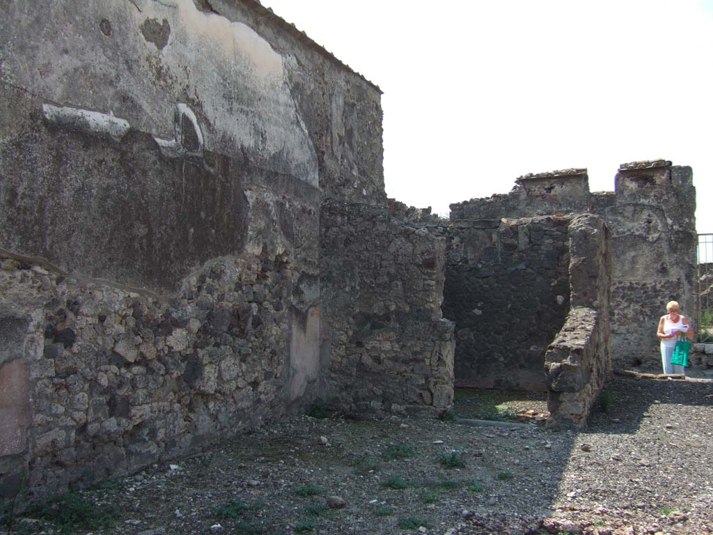 VI.2.17 Pompeii. September 2005. Looking south-west across atrium to room in south-west corner, and entrance corridor.
According to Fiorelli, as usual there were two cubicula, one on either side of the entrance corridor.