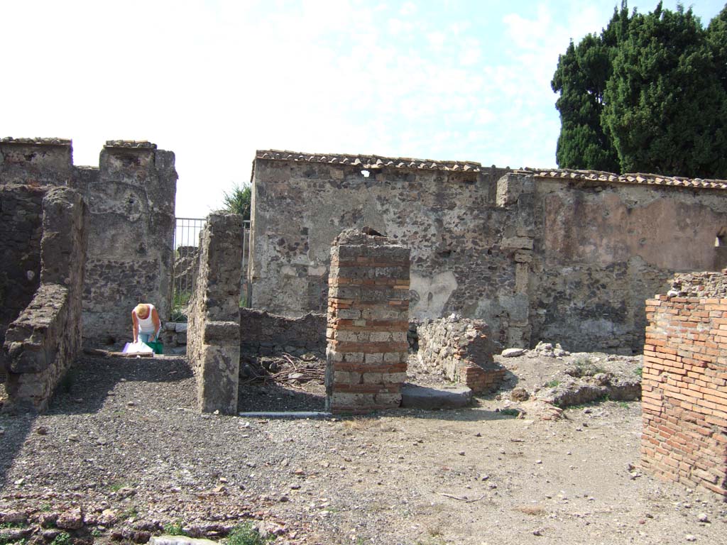 VI.2.17 Pompeii. September 2005. Looking west towards entrance corridor, and doorway to another cubiculum in north-west corner of atrium.
This cubiculum would have had a staircase on its northern side, with a lava base step.
Adjacent to the steps would have been a passage leading to the kitchen and latrine.
Next to the passageway would have been an oecus.
This corner was badly affected by the 1943 bombing.