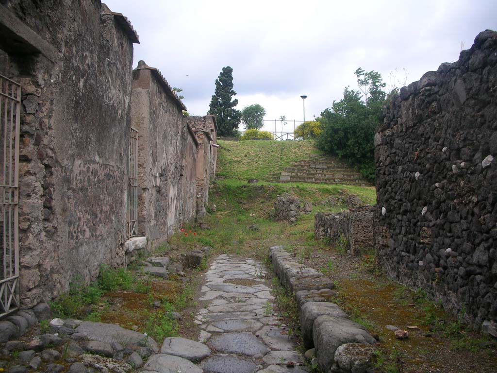 Vicolo di Narciso, Pompeii. May 2010.
Looking north towards city wall agger, with VI.1.25/26 on left, and VI.2.17 and 18, on right. Photo courtesy of Ivo van der Graaff.
