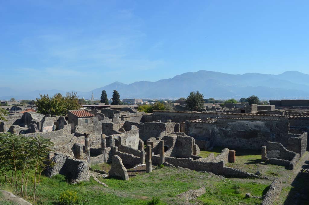 VI.2.18/19 Pompeii, lower left. October 2017. Looking south-east across insula, from city walls.
Foto Taylor Lauritsen, ERC Grant 681269 DÉCOR.