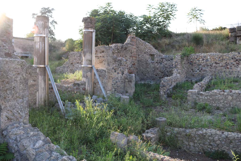VI.2.19 Pompeii. December 2018.
Looking north-west across the atrium towards the remaining columns of the peristyle garden area. Photo courtesy of Aude Durand.