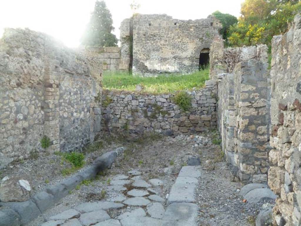 VI.2.19 Pompeii, on the left. May 2011. Looking north to end of Vicolo di Modesto and Tower XII. VI.5.2 on right.