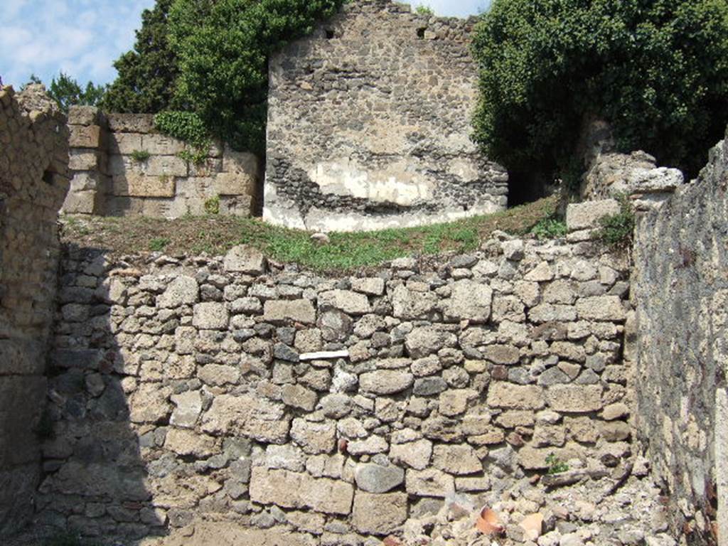 VI.2.19 on the left. End of Vicolo di Modesto looking north to Tower XII. VI.5 on right.