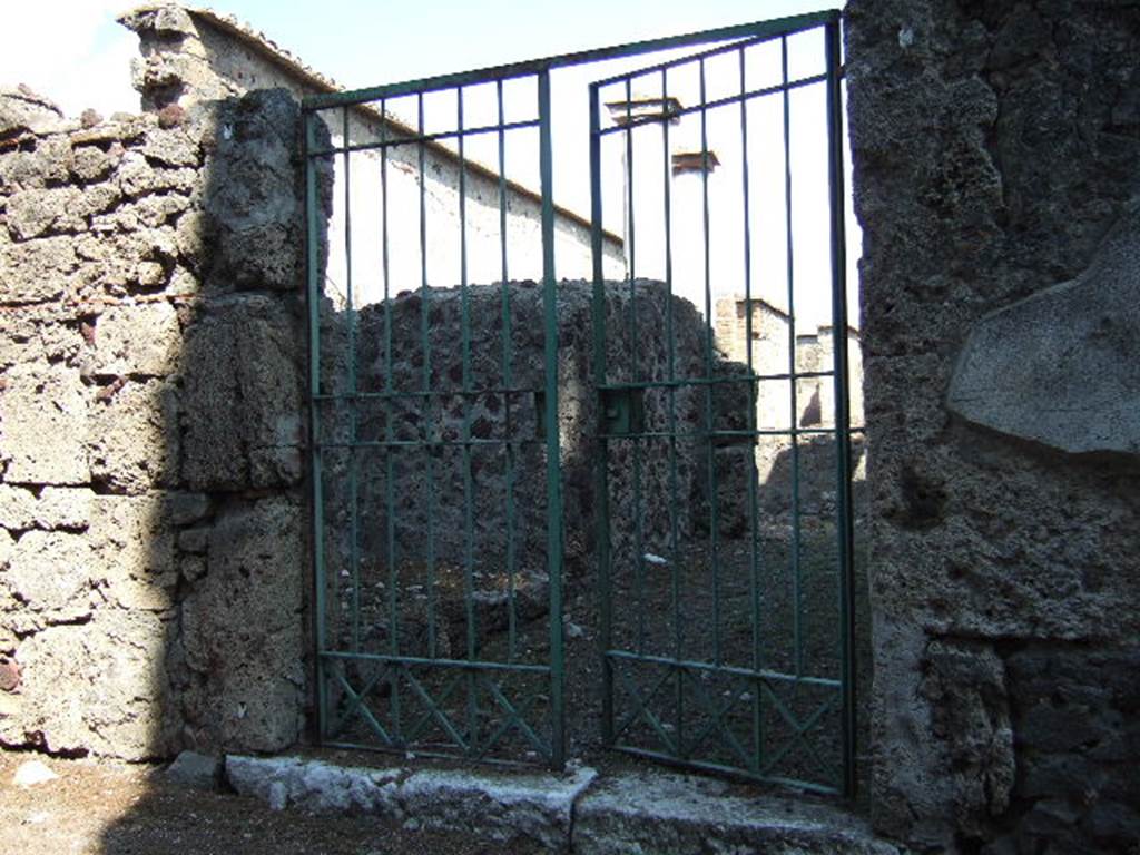 VI.2.22 House of M. Pupius or Casa di Apollo. Rear entrance at VI.2.15. September 2005.