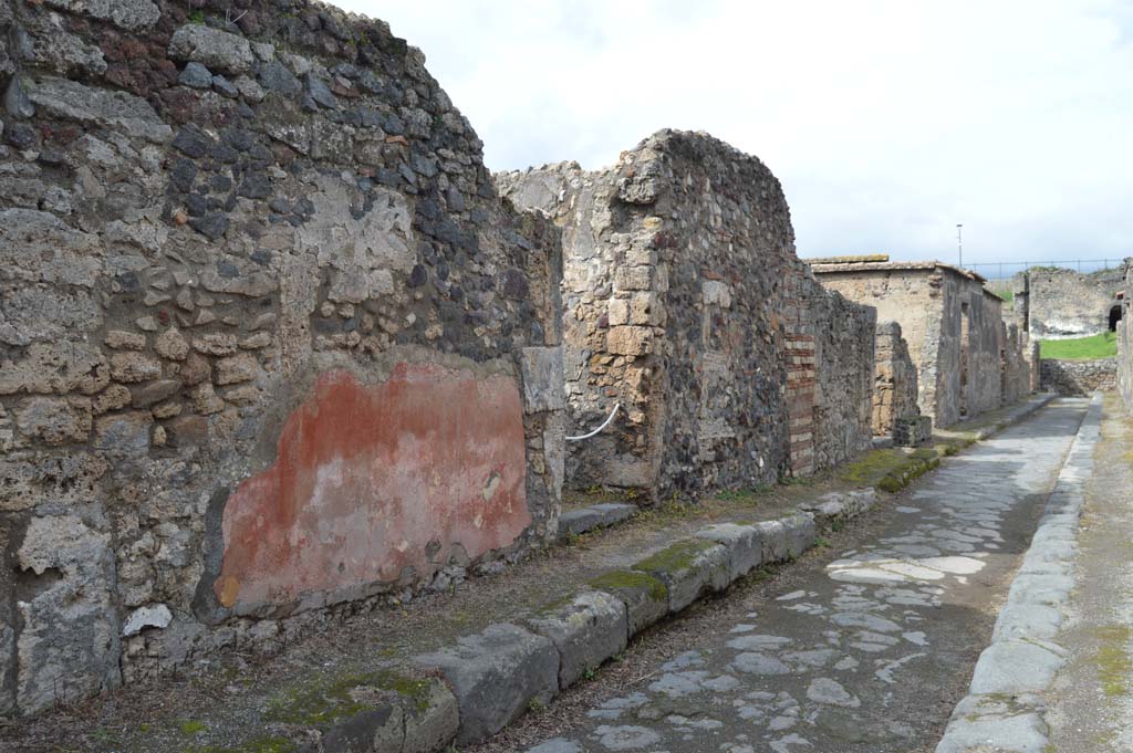 VI.2.25, Pompeii. March 2018. Looking north-west towards doorway, in centre, on west side of Vicolo di Modesto.
Foto Taylor Lauritsen, ERC Grant 681269 D�COR.
