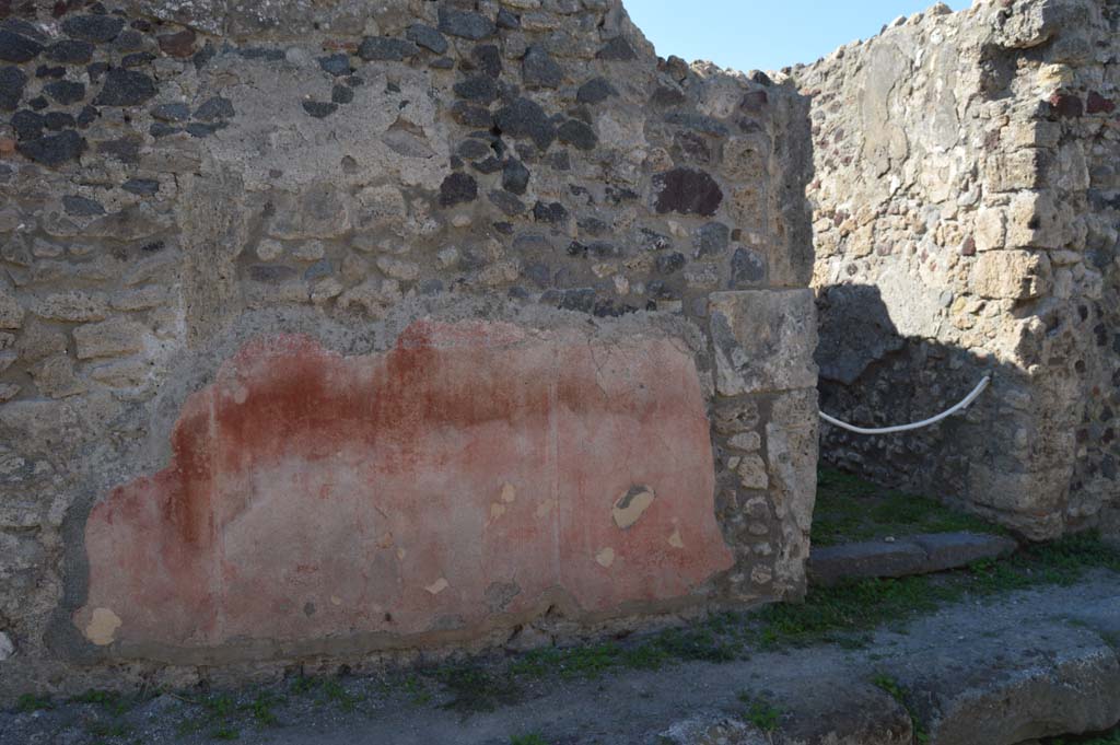 VI.2.25, Pompeii. Vicolo di Modesto, October 2017. Looking west to remaining painted decoration near doorway at VI.2.25, on right.
Foto Taylor Lauritsen, ERC Grant 681269 D�COR.

