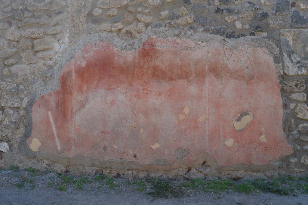 VI.2.25, Pompeii. October 2017. Looking west towards front exterior wall with detail of painted decoration. 
Foto Taylor Lauritsen, ERC Grant 681269 D�COR.
