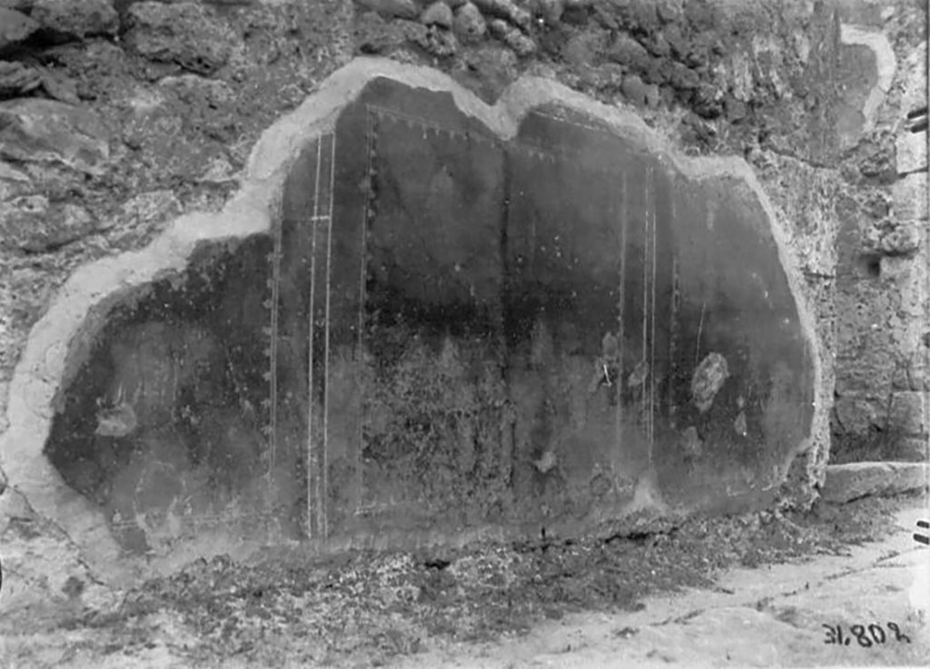 VI.2.25 Pompeii. Undated photograph. 
Looking towards painted decoration on south side of entrance doorway in Vicolo di Modesto.
DAIR 31.802. Photo � Deutsches Arch�ologisches Institut, Abteilung Rom, Arkiv. 
Foto Taylor Lauritsen, ERC Grant 681269 D�COR.
According to PPM �
�The external facade to the south of the entrance doorway had a red zoccolo/dado subdivided into three panels with �carpet� borders of two parallel lines.�
(Facciata esterna a S dell�ingresso: zoccolo rosso suddiviso in tre pannelli con bordi di tappeto a due linee parallele).
See Carratelli, G. P., 1990-2003. Pompei: Pitture e Mosaici.4. Roma: Istituto della enciclopedia italiana, p. 270.

