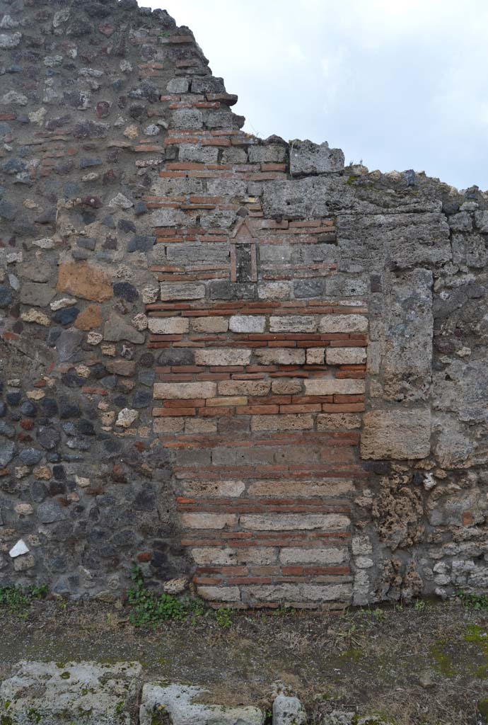 VI.2.25 or VI.2.24 Pompeii. March 2018. 
Brick pilaster between VI.2.25 and 24, with terracotta plaque with phallus decoration.
Foto Taylor Lauritsen, ERC Grant 681269 D�COR.
