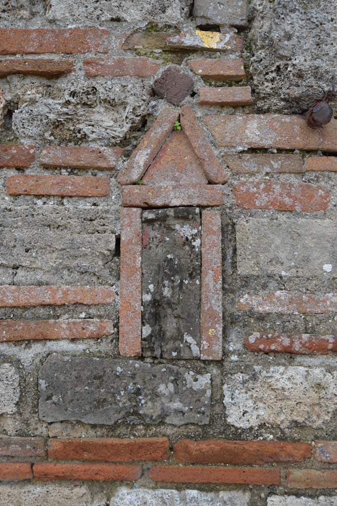 VI.2.25 or VI.2.24 Pompeii. March 2018. Terracotta plaque with phallus decoration set into brick pilaster between VI.2.25 and VI.2.24.
Foto Taylor Lauritsen, ERC Grant 681269 D�COR.
