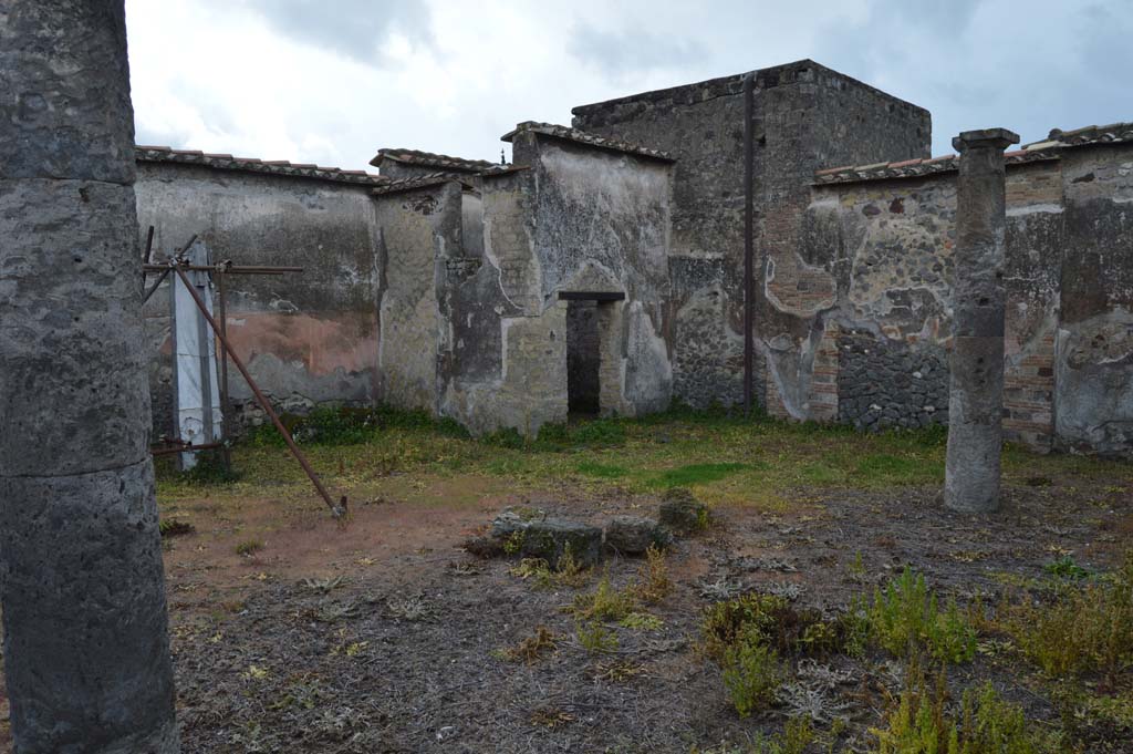 VI.2.25 Pompeii. March 2018. Looking across peristyle garden, with doorway, in centre, to cubiculum in south-west corner.
Foto Taylor Lauritsen, ERC Grant 681269 D�COR.

