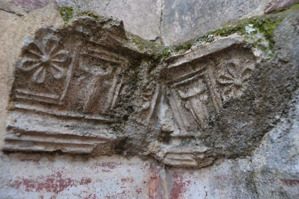 VI.2.25 Pompeii. March 2018. Detail of stucco and painted decoration in cubiculum.
Foto Taylor Lauritsen, ERC Grant 681269 D�COR.

