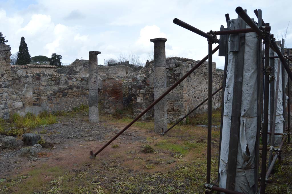 VI.2.25 Pompeii. March 2018. Looking north-east across peristyle garden, with entrance corridor behind column, in centre.
Foto Taylor Lauritsen, ERC Grant 681269 D�COR.
