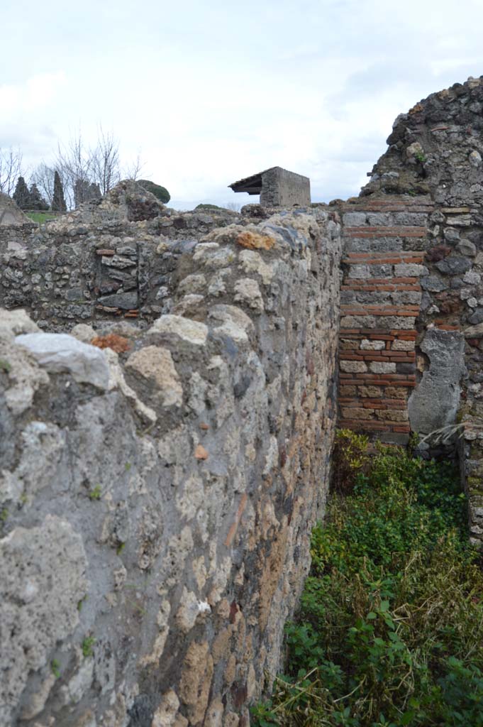 VI.2.25 Pompeii. March 2018. 
Looking east along north wall, dividing VI.2.24, on left, and VI.2.25 with brick pilaster.
Foto Taylor Lauritsen, ERC Grant 681269 D�COR.

