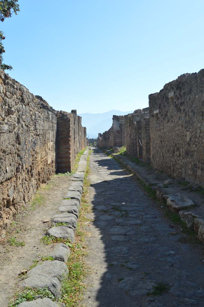 VI.2.26 Pompeii, on right. October 2017.
Looking south on Vicolo di Modesto between VI.5, on left, and VI.2, on right.
Foto Taylor Lauritsen, ERC Grant 681269 DÉCOR.