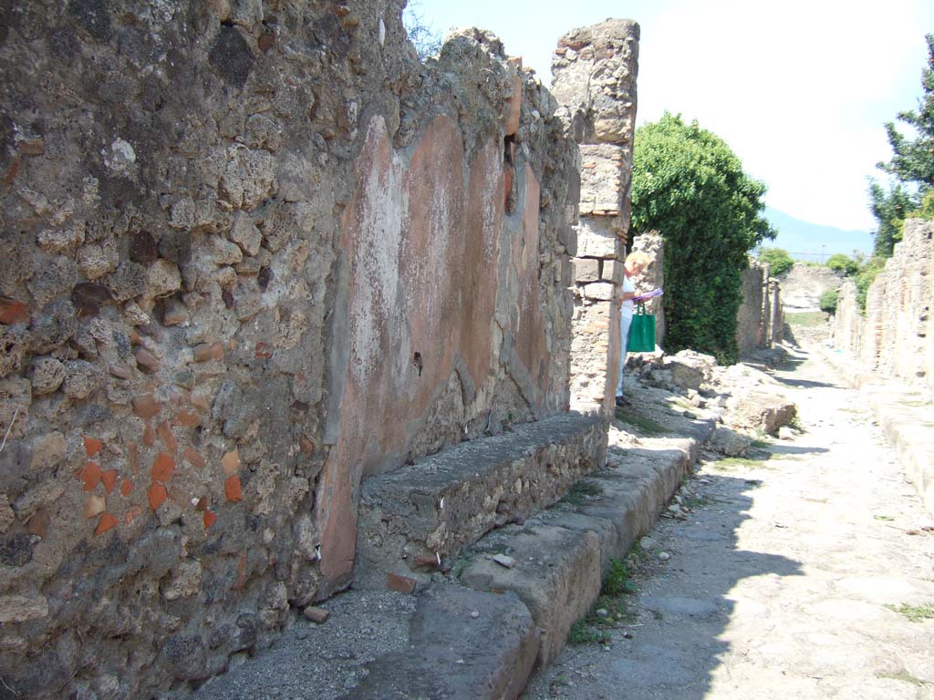 VI.2.29 Pompeii. September 2005. Bench outside on south side of entrance doorway.
The house was in a small roadway; at the side of the doorway was a masonry bench, where the family could sit during the evening in the good weather taking the fresh air, as this house did not have a courtyard.
See Mazois, F., 1824. Les Ruines de Pompei : Second Partie. Paris : Firmin Didot. (p.45-6, Pl IX. fig. II).