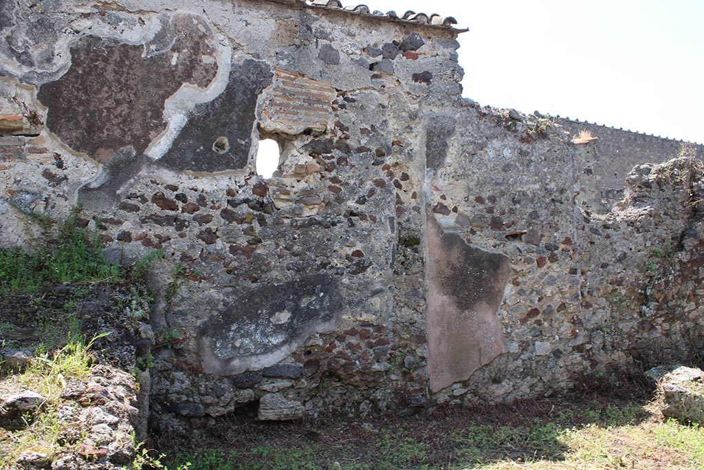 VI.2.29 Pompeii. June 2023.
Room 3, steps on left, room 2, a room for a servant or slave, and room 4 on right, a reception room lit by the three small openings in the passageways 5 and 7.
Photo courtesy of Jessica Mingoia.