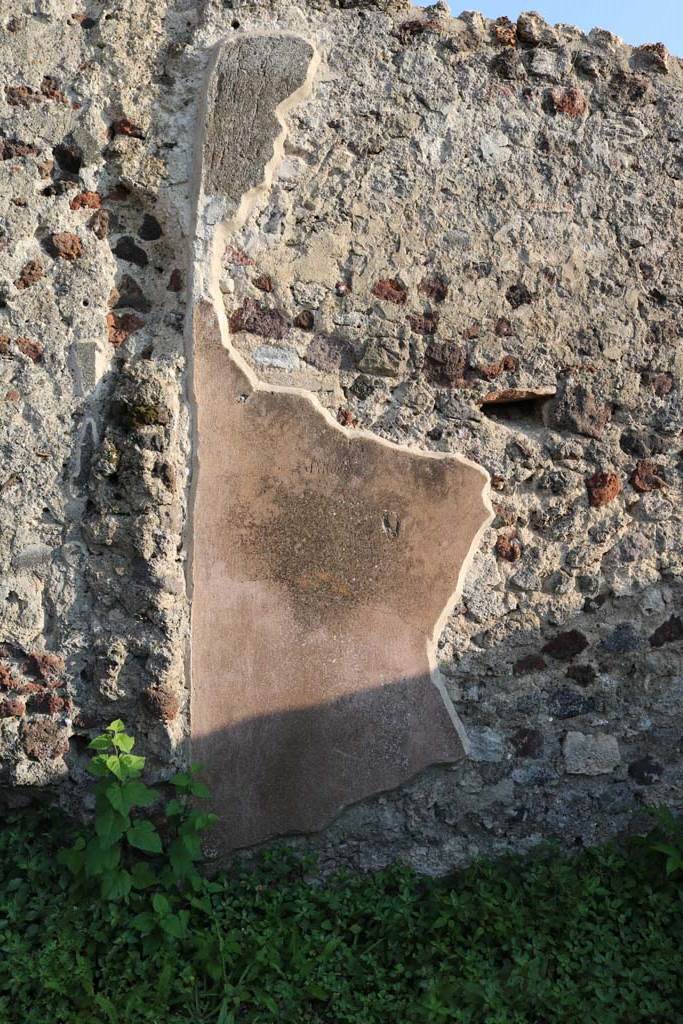 VI.2.29 Pompeii. December 2018. Room 4.
Looking towards plaster on south wall with inscription. Photo courtesy of Aude Durand.