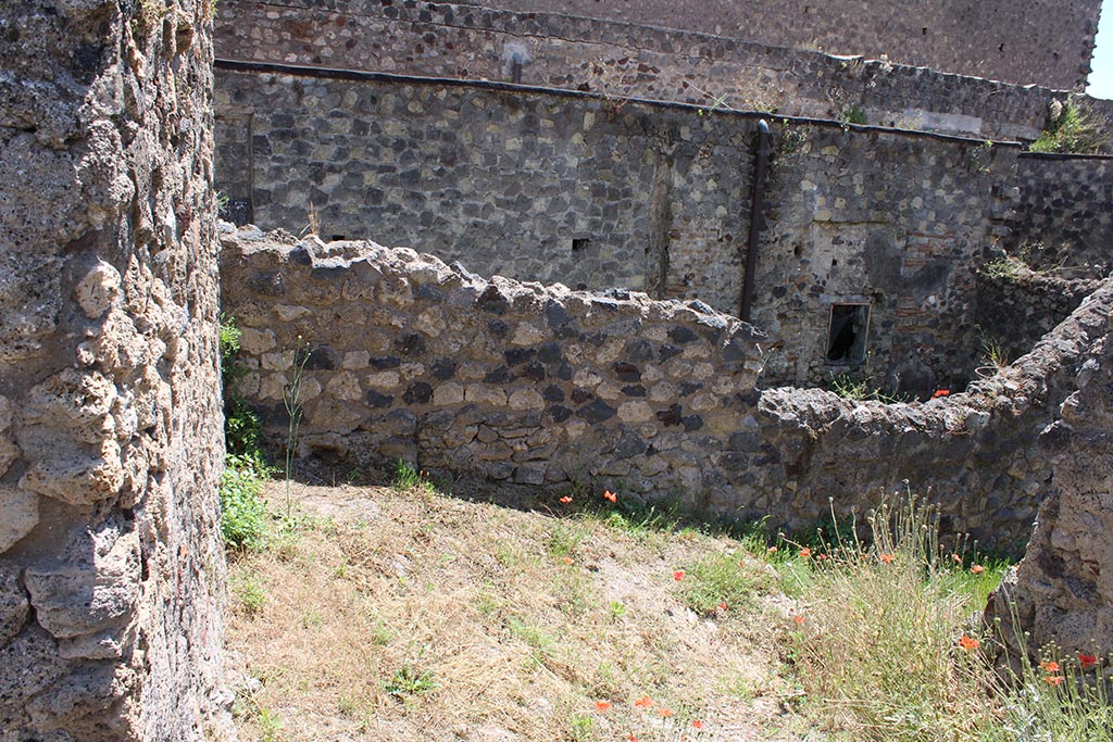 VI.2.29 Pompeii. May 2024. Room 8 looking west from room 9 to VI.2.4.
Photo courtesy of Jessica Mingoia.
The kitchen (8) was recognisable by its bench and the tank (9), where one washed the dishes; in the passage 7 was the well, where the opening was none other than a terracotta pot without depth.
See Mazois, F., 1824. Les Ruines de Pompei : Second Partie. Paris : Firmin Didot. (p.45-6, Pl IX. fig. II).