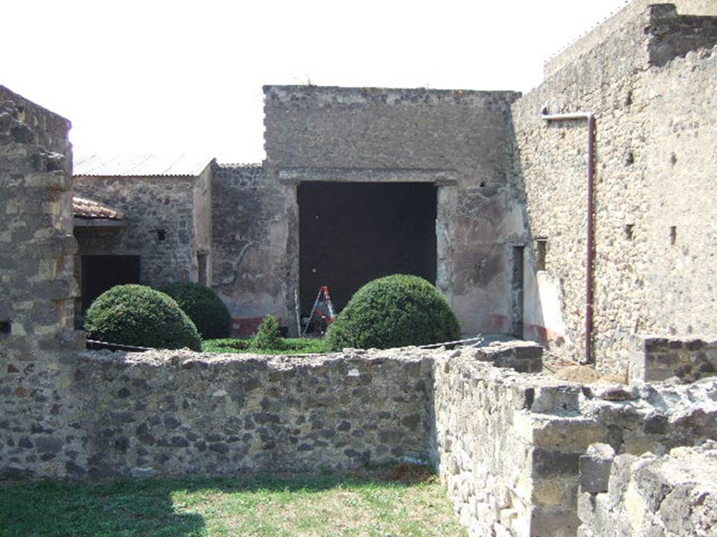 VI.2.31 Pompeii. September 2005. Looking west towards small garden.
