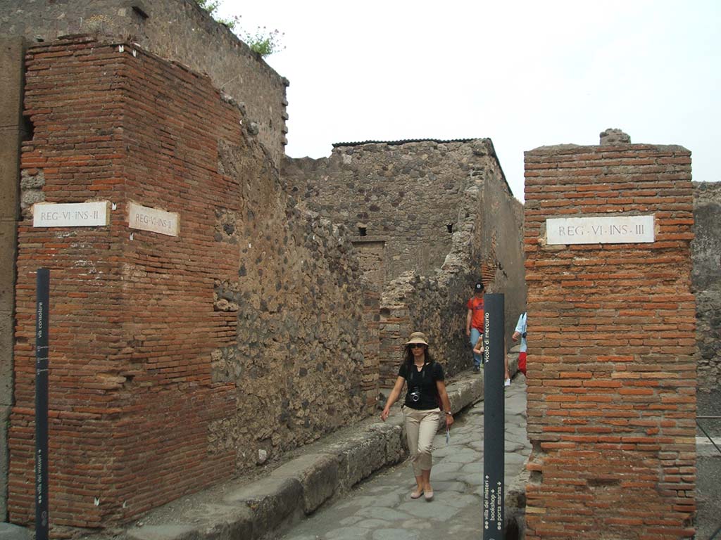VI.2.1 and VI.2.32 Pompeii, on left. May 2005. Vicolo di Mercurio, looking east. VI.3, on right.