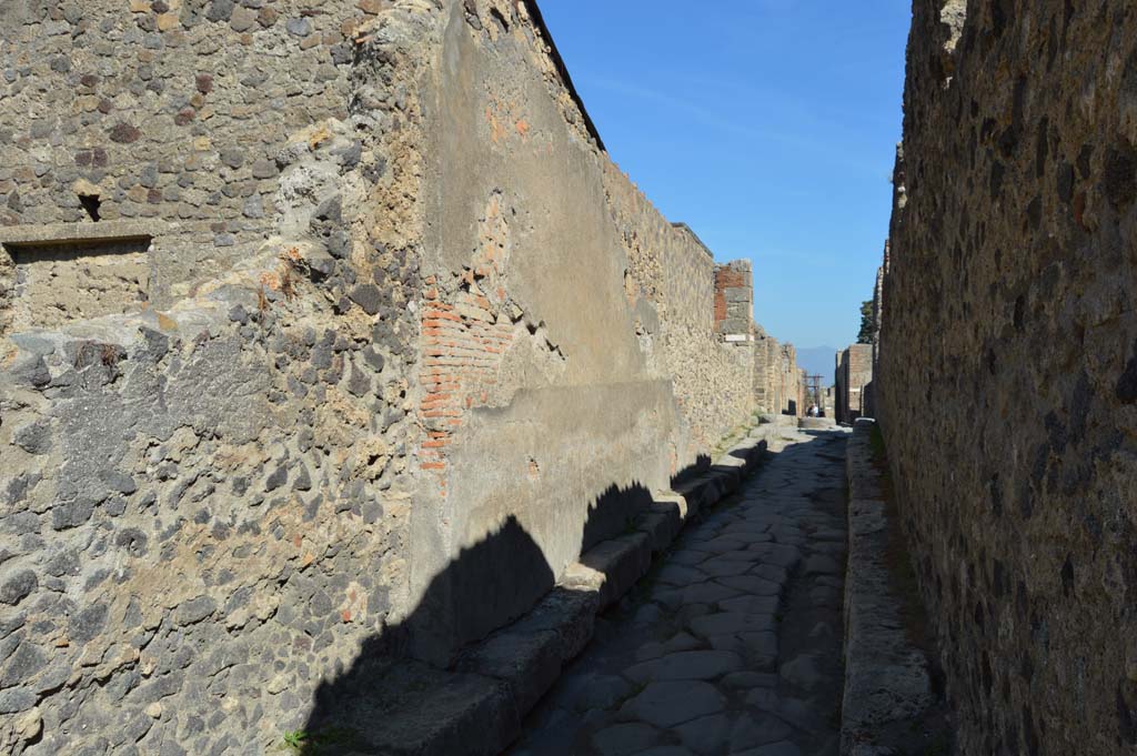 VI.2.32 Pompeii. October 2017. Looking east along Vicolo di Mercurio, with wall of VI.2.32/4, in centre.
Foto Taylor Lauritsen, ERC Grant 681269 DÉCOR.