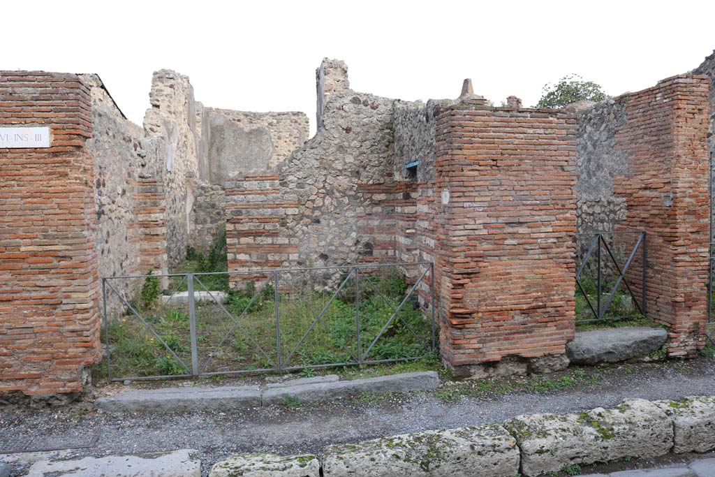 VI.3.2 Pompeii, on right. December 2018.
Looking east to entrances on Via Consolare, with VI.3.1, on left. Photo courtesy of Aude Durand.