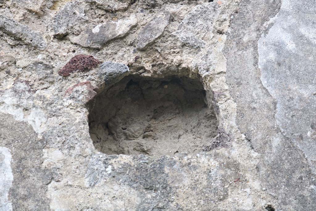 VI.3.3 Pompeii. December 2018. Room 6, niche in upper south wall near shelving supports. Photo courtesy of Aude Durand.