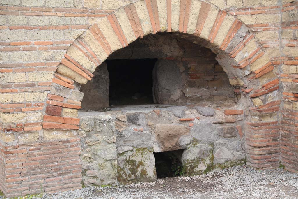 VI.3.3 Pompeii. April 2014. Room 7, detail of oven. Photo courtesy of Klaus Heese.
