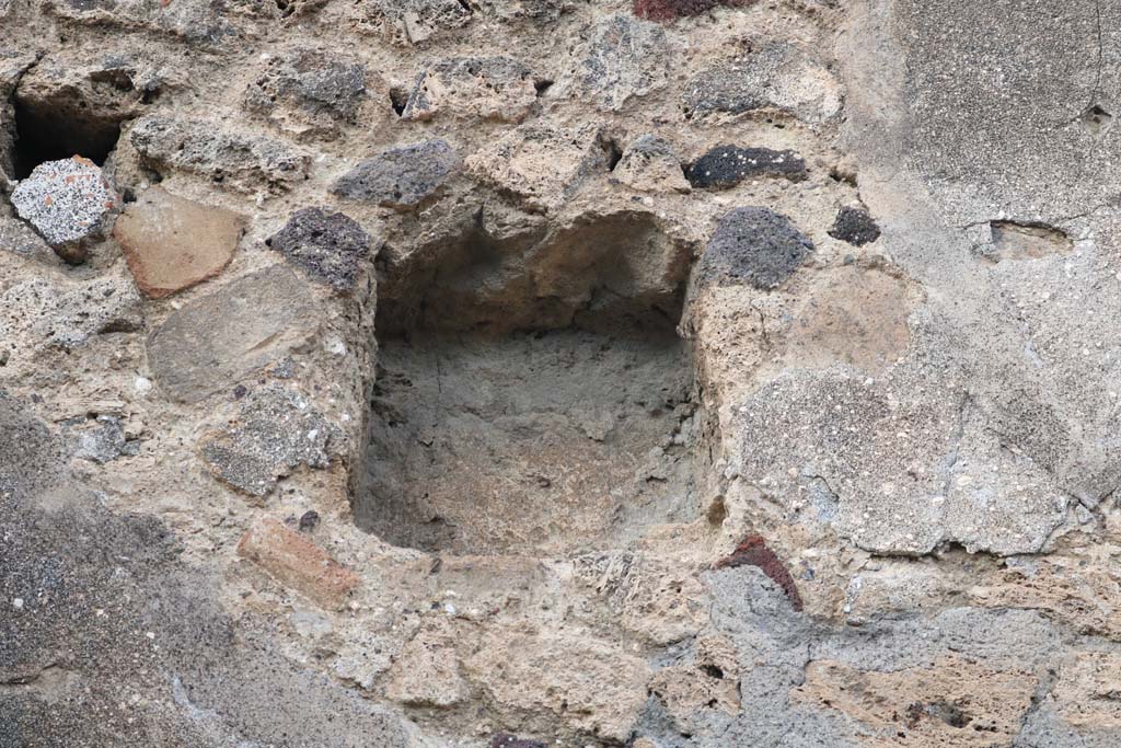 VI.3.3 Pompeii. December 2018. Room 1, atrium. Detail of niche in upper north wall. Photo courtesy of Aude Durand.