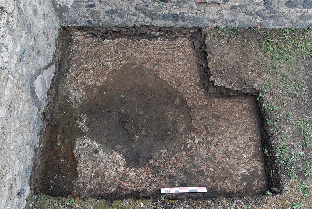 Fig. 6 - Pompéi Pistrina. Fosse d’installation ou de spoliation du pétrin dans la boulangerie VI 3, 3.27-28.
Cliché pris de l’est. Cliché : R. Macario / ÉfR.