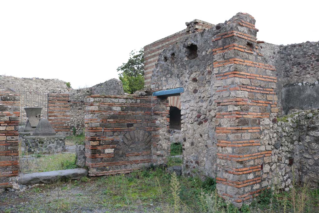 VI.3.3 Pompeii. December 2018.
Room 4, looking south-east across tablinum used as entrance to mill room, on east side of room 1, atrium. Photo courtesy of Aude Durand.